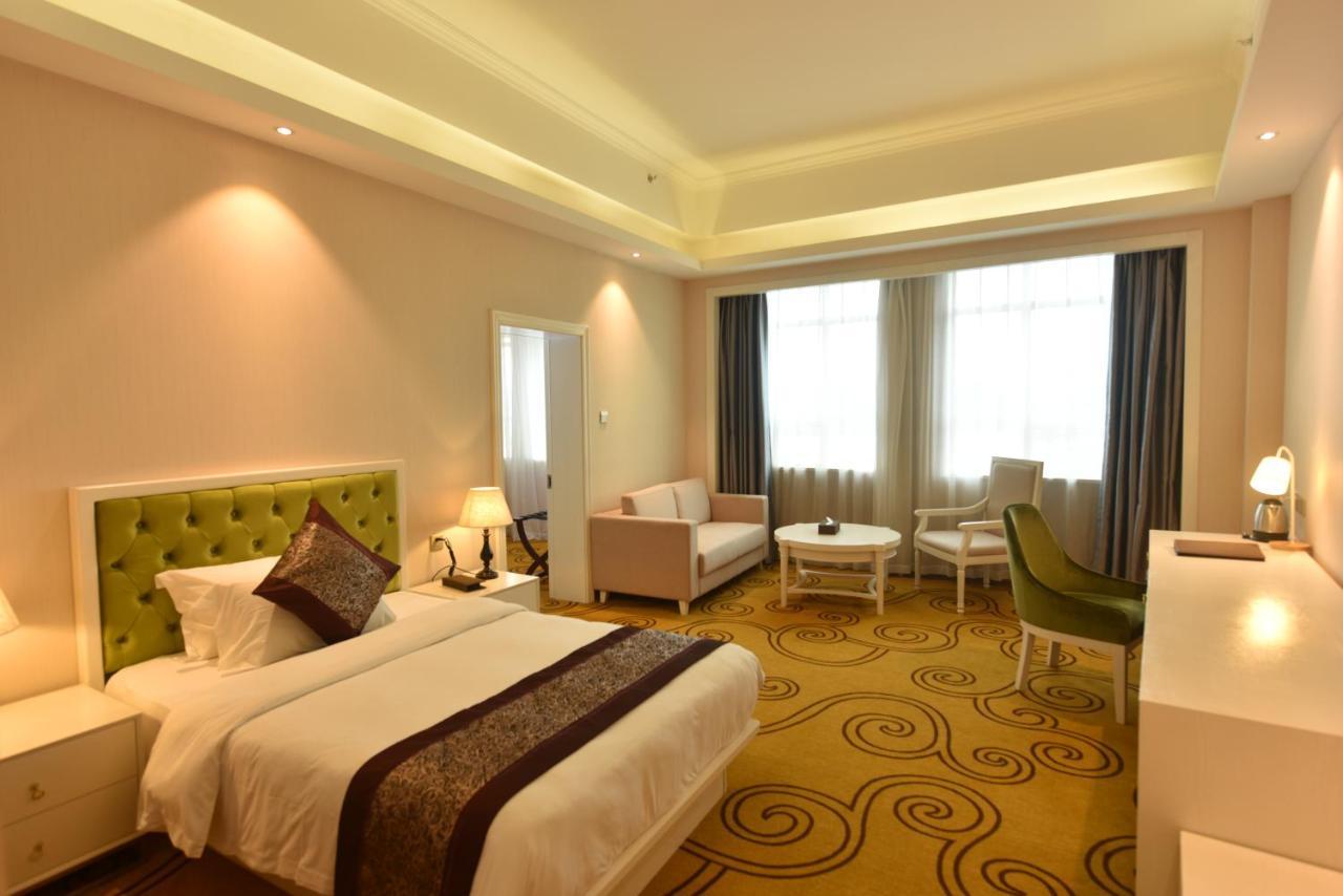 Hong Van Grand Hotel Mong Cai ภายนอก รูปภาพ