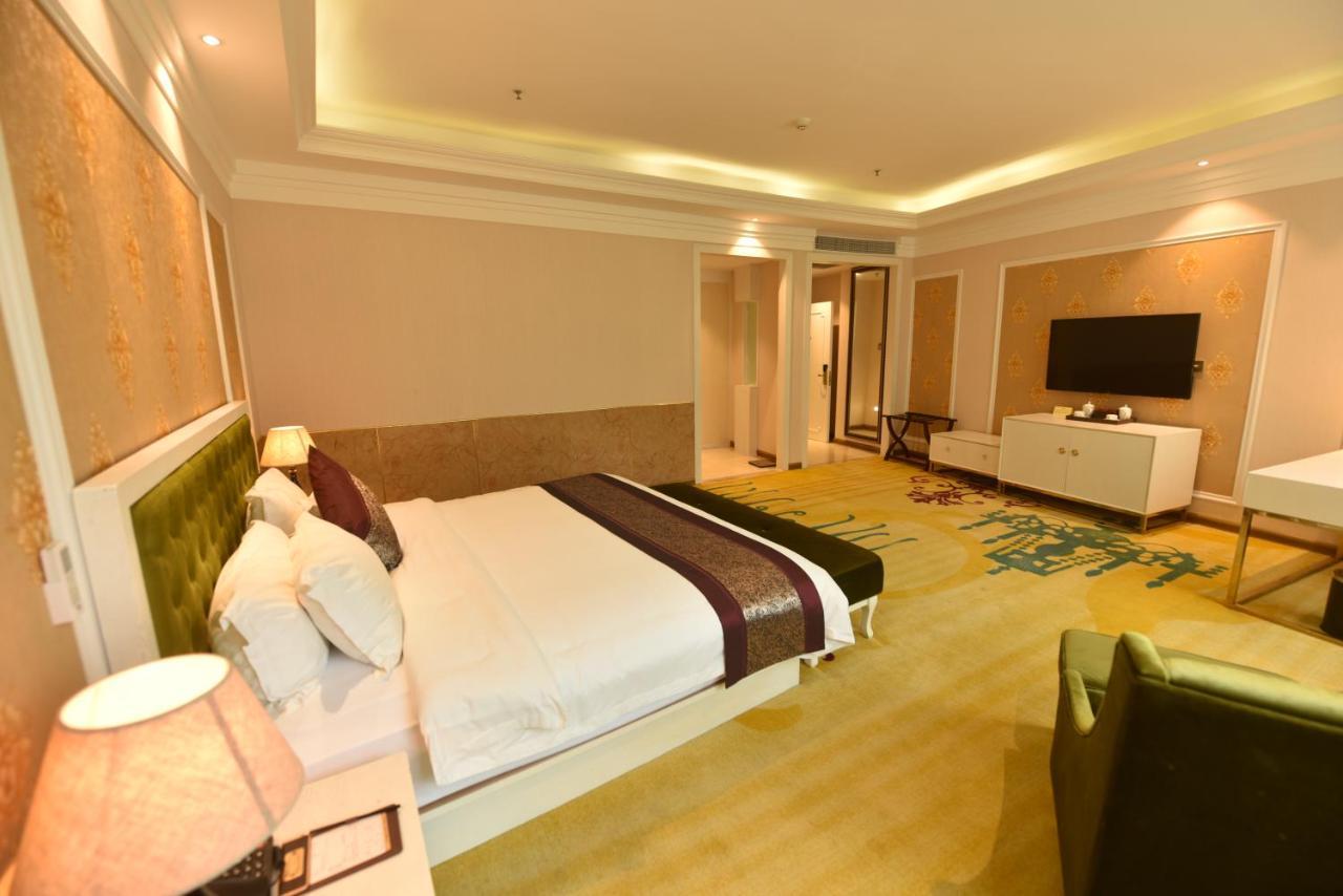 Hong Van Grand Hotel Mong Cai ภายนอก รูปภาพ