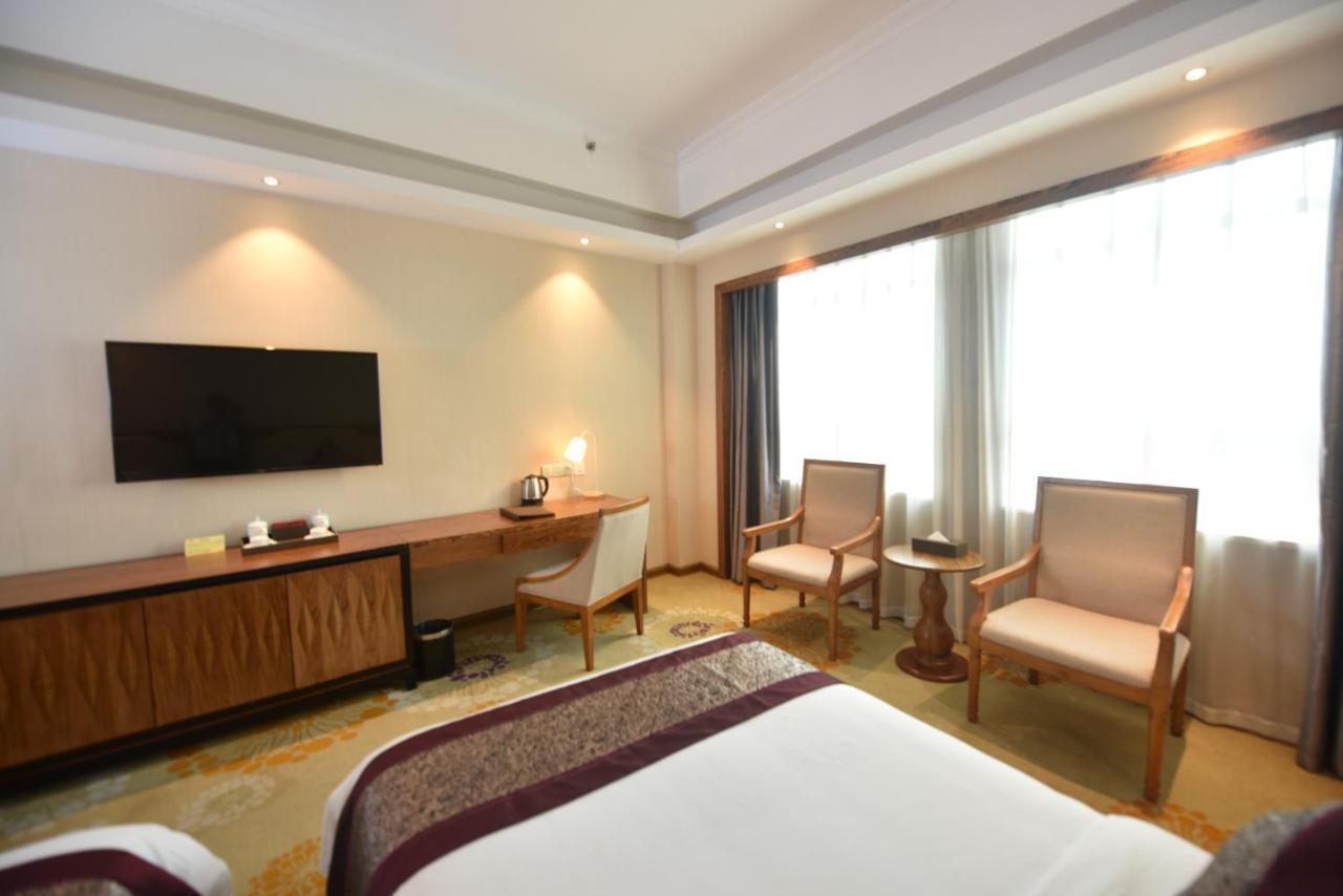 Hong Van Grand Hotel Mong Cai ภายนอก รูปภาพ
